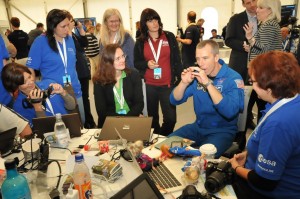 Fragen in kleinen Gruppen: Hier Astronauten beim SpaceTweetup. Foto: ESA. http://www.esa.int