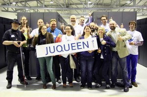Die Teilnehmer des ScienceTweetup am Forschungszentrum Jülich besuchten auch Europas stärksten Supercomputer JUQUEEN. Bild: Helmholtz (CC-BY 3.0)